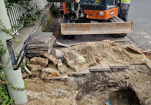 Geöffneter Gehweg am Leuchtenstandort