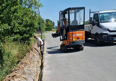 Kabelgraben am Straßenrand für die Beleuchtung