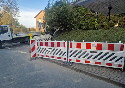 Absperrung einer Straßenbaustelle im Einmündungsbereich