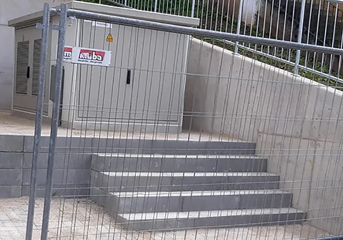 Neue Ortsnetzstation mit Blockstufentreppe