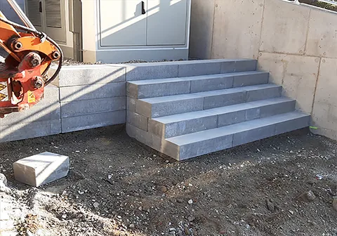 Außentreppe aus Blockstufen an einer Station