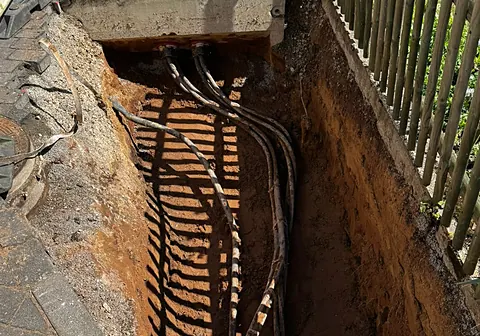 Kabel im Graben vor einem Kabelverteiler