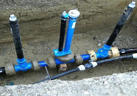 Wasserleitung mit Schieberarmaturen im Graben