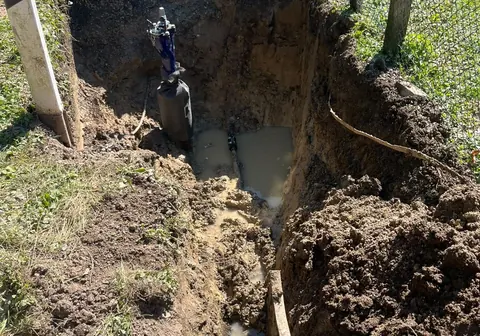 Baugrube mit Absperrarmatur einer Wasserleitung